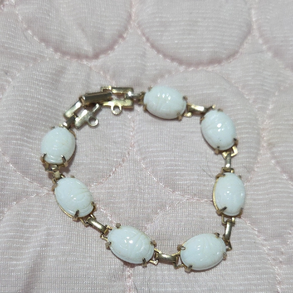 Elegant Gold and White Bracelet